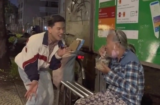 Lấy danh nghĩa “làm điều tử tế” nhưng nam TikToker lại dùng từ ngữ thiếu tôn trọng với người già neo đơn như “Hello bà già nghèo khổ giữa trời đông cô đơn”, “Bớt nghèo lại đi nha. Không ai giúp hoài đâu”, “Trời ơi phở rẻ vậy mà bà còn không có tiền mua ăn nữa hả”.