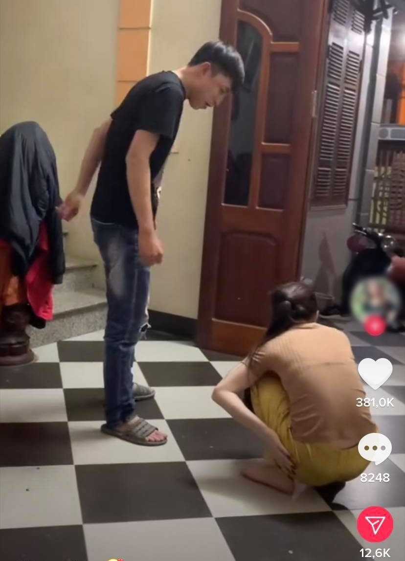 Đoạn clip còn được lồng ghép đoạn nhạc đang “làm loạn” TikTok thời gian gần đây, càng làm cho cuộc vui của đôi trẻ thêm phần hài hước.