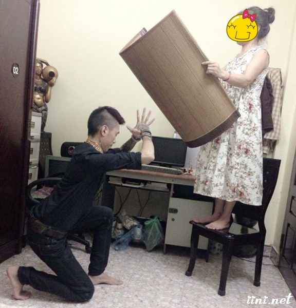 Đoạn clip hiện vẫn đang được chia sẻ trên khắp các diễn đàn với lượt thả “haha” không ngừng và được các thành viên mạng xã hội tag bạn bè hay người yêu vào cùng xem.