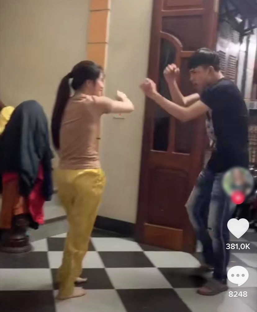 Giống như đôi vợ chồng trẻ mới đây vì quá rảnh rỗi quá nên bày trò trêu nhau cho vui cửa vui nhà.