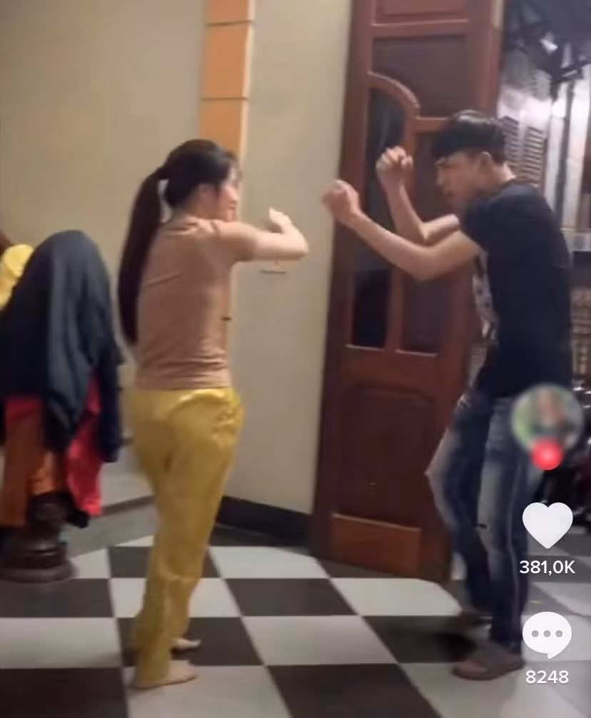 Giống như đôi vợ chồng trẻ mới đây vì quá rảnh rỗi quá nên bày trò trêu nhau cho vui cửa vui nhà.