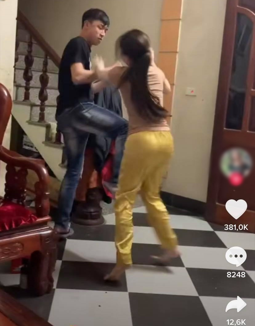 Anh chồng này đã cố tình trêu chọc vợ để cô nàng “bật lại tanh tách”. Vợ đá một cái thì chồng cũng “trả đòn” quyết liệt tạo nên cảnh tượng hài hước, khiến người quay clip cũng phải cười lớn tiếng.