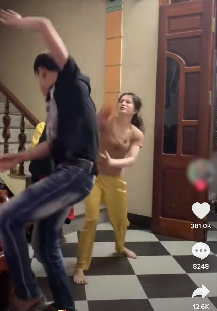 Gây "sốt" trên mạng xã hội TikTok mới đây là đoạn clip ngắn ghi lại hình ảnh của một cặp đôi vợ chồng trẻ không ngừng “đấm đá” nhau với phong cách siêu hài.
