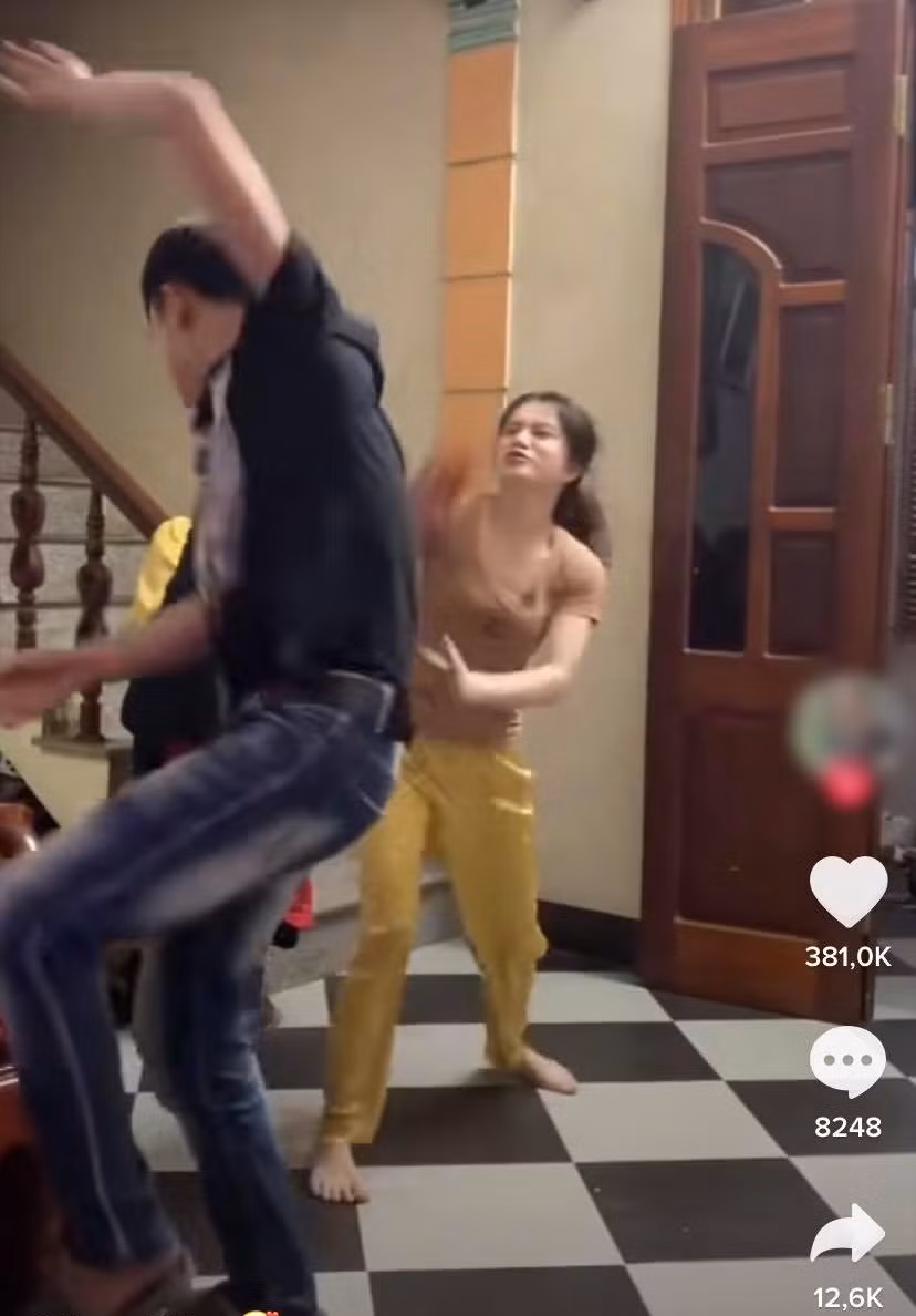 Gây "sốt" trên mạng xã hội TikTok mới đây là đoạn clip ngắn ghi lại hình ảnh của một cặp đôi vợ chồng trẻ không ngừng “đấm đá” nhau với phong cách siêu hài.
