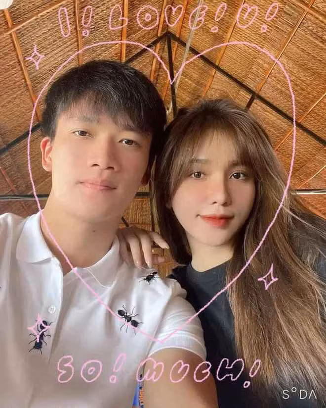 Hoàng Đức và Gia Hân vướng tin đồn hẹn hò từ năm 2019, đến năm 2020 cặp đôi chính thức công khai chuyện tình cảm.