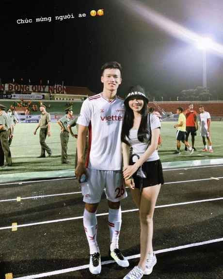 Trong suốt 4 năm hẹn hò, mối quan hệ của Gia Hân và gia đình bạn trai cũng rất tốt đẹp. Cô nàng thường xuyên góp mặt trong những trận đấu quan trọng để cổ vũ, động viên tinh thần cho người yêu.