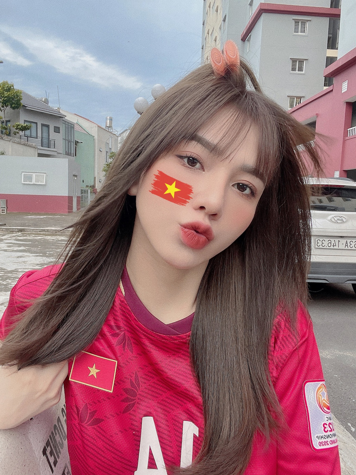 Trước đó, Gia Hân thường xuất hiện trên sân bóng cũng như không ngần ngại bay sang nước ngoài để cổ vũ bạn trai.