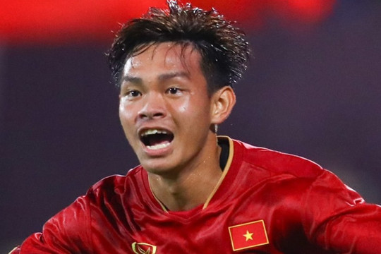 Đáng chú ý, theo thống kê từ trang Transfermarkt, Bùi Vĩ Hào đang là cái tên có giá trị cao nhất trong đội hình U23 Việt Nam với mức giá 125.000 euro, vượt hơn hẳn những cái tên từng giành suất đá chính ở tuyển Việt Nam thời HLV Troussier như Nguyễn Thái Sơn hay Nguyễn Đình Bắc.