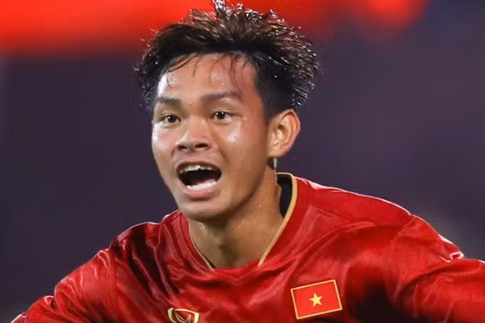 Đáng chú ý, theo thống kê từ trang Transfermarkt, Bùi Vĩ Hào đang là cái tên có giá trị cao nhất trong đội hình U23 Việt Nam với mức giá 125.000 euro, vượt hơn hẳn những cái tên từng giành suất đá chính ở tuyển Việt Nam thời HLV Troussier như Nguyễn Thái Sơn hay Nguyễn Đình Bắc.