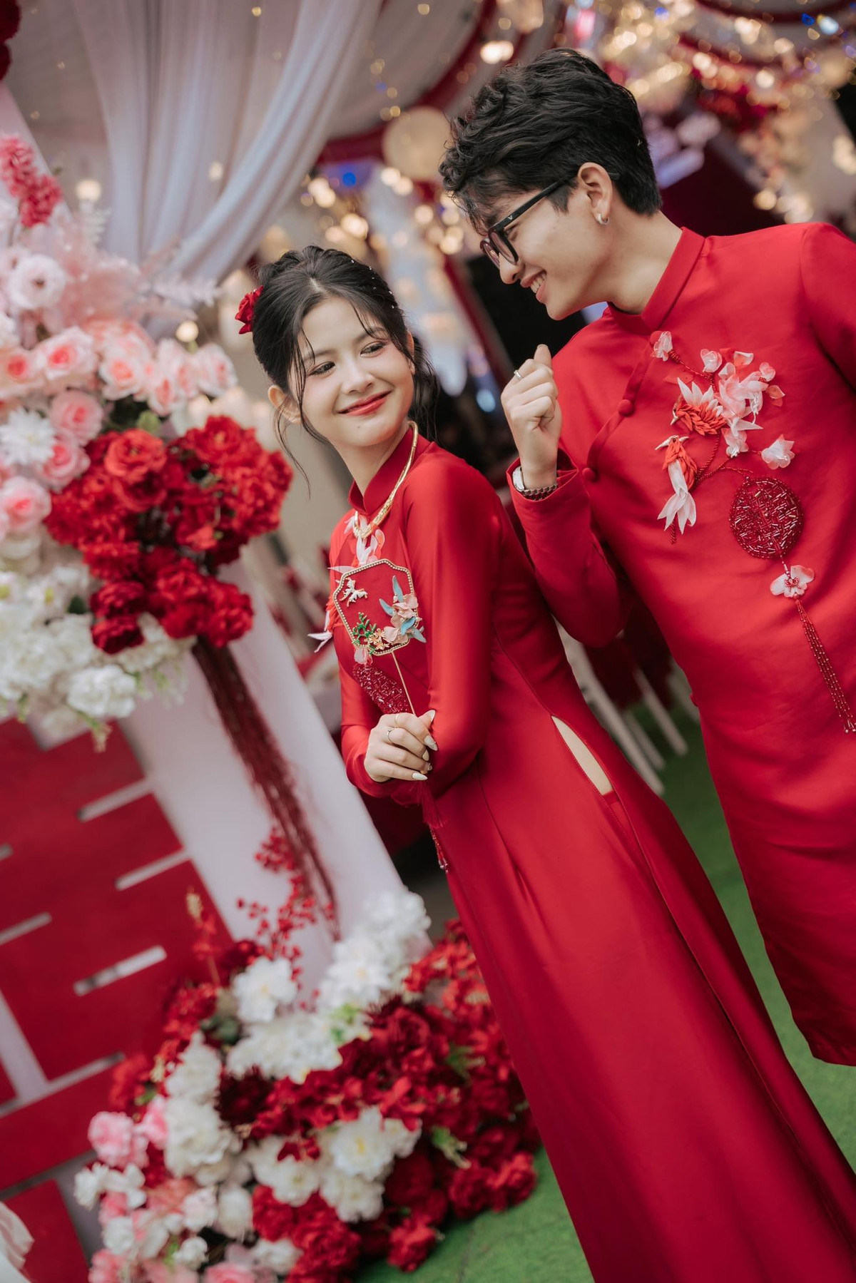 Được biết, chồng Ngố Thư kém cô 1 tuổi, tên Trịnh Hinh. Đặc biệt, cơ duyên cả hai quen biết nhau cũng rất đặc biệt. Cách đây 1 năm, cặp đôi cùng đi bê tráp và cũng nên duyên từ đây, trở thành cô dâu chú rể.