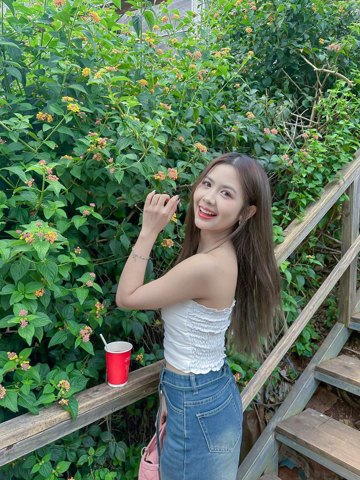 Nhiều người nhận xét, Ngố Thư dù hơn tuổi chồng nhưng trông cô nàng vẫn rất trẻ trung, rạng rỡ. Cả hai cũng nhận nhiều lời chúc phúc, khen ngợi vì đẹp đôi.