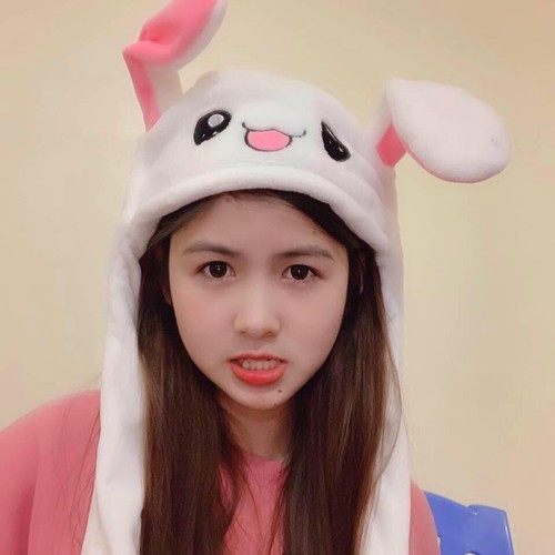 Cho đến hiện tại, tên tuổi của Ngố Thư không còn quá viral như trước, cô nàng cũng trở nên dịu dàng, trầm tính hơn. Mặc dù sở hữu gương mặt xinh đẹp nhưng cô bạn không theo đuổi nghệ thuật chuyên nghiệp mà chỉ chụp ảnh mẫu tự do và từng có thời gian đi du học Nhật Bản.