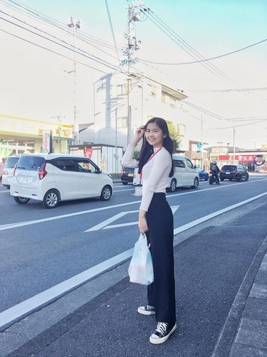 Dù đây chỉ là khoảnh khắc vui đời thường của Thư Ngố nhưng lại cực kỳ viral trên MXH thời điểm đó.