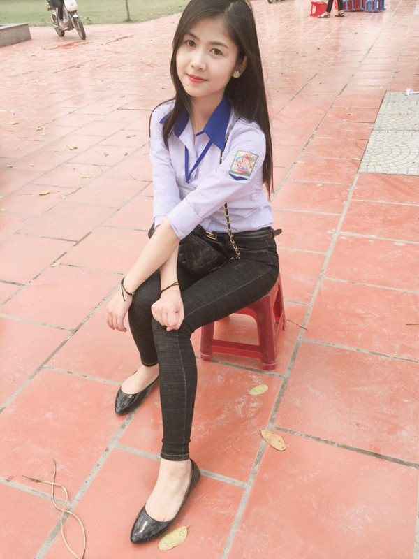 Theo đó, Ngố Thư ngồi ở bậc cầu thang, choàng cổ áo lên đầu, tay tạo dáng hình trái tim còn đôi chân thì “xoắn quẩy” khiến người xem ngỡ ngàng.