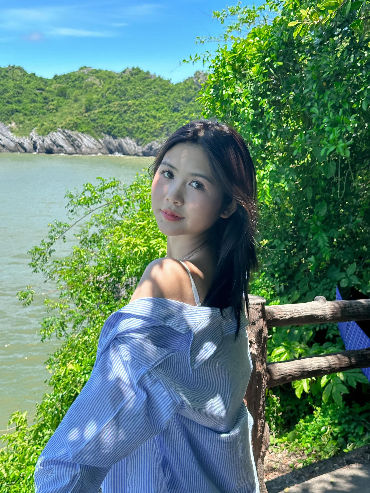 Bên cạnh đó, cộng đồng mạng cũng bày tỏ rằng nhìn Ngố Thư đi lấy chồng mới thấy thời gian trôi nhanh cỡ nào khi các hot girl mạng 1 thời, nổi đình nổi đám giờ đều đã lập gia đình.