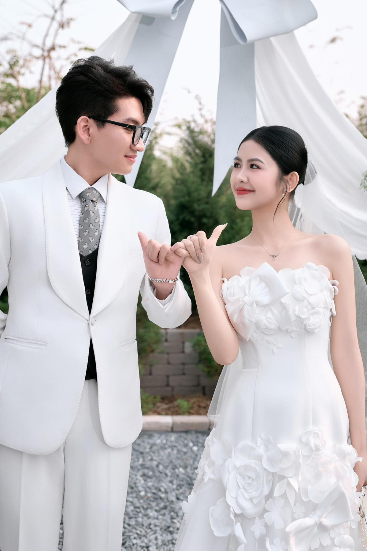 Gần đây, khi các đoạn clip của chồng Ngố Thư đăng tải thu hút hàng triệu lượt xem, nhiều người mới tìm hiểu thêm về cuộc sống hiện tại của cô nàng.