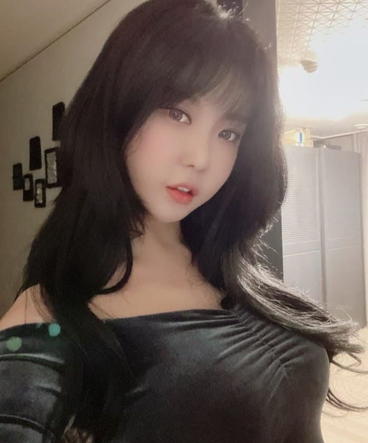 Ngoài ra Yoon Mi còn có sở thích với xe đua. Trong trang phục tay đua gợi cảm, cô nàng khiến cánh mày râu khó rời mắt.