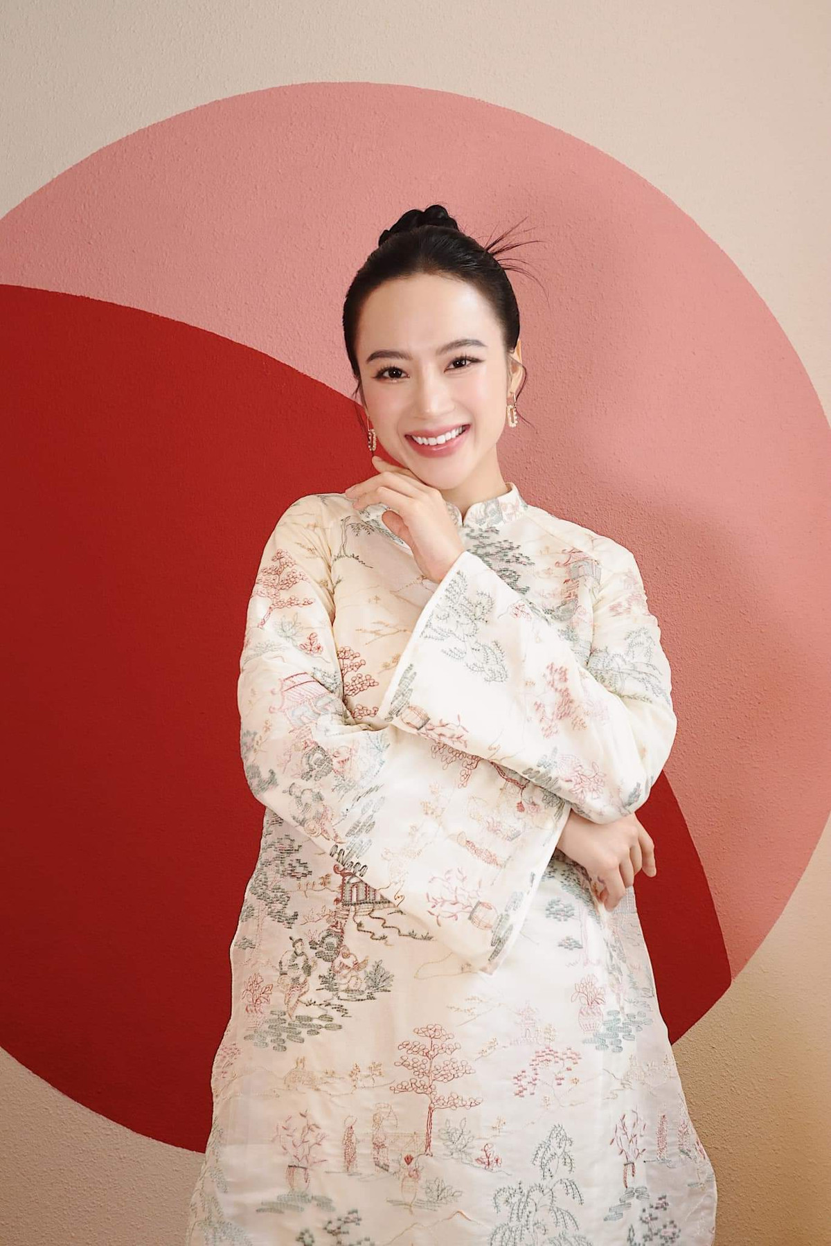 Thậm chí, Angela Phương Trinh còn hết lời ca ngợi người yêu trên báo chí, rằng đó là người đàn ông tốt, luôn chăm lo cho đời sống của người đẹp, thậm chỉ cả gia đình cô cũng hoàn toàn ủng hộ mối quan hệ tốt đẹp này.