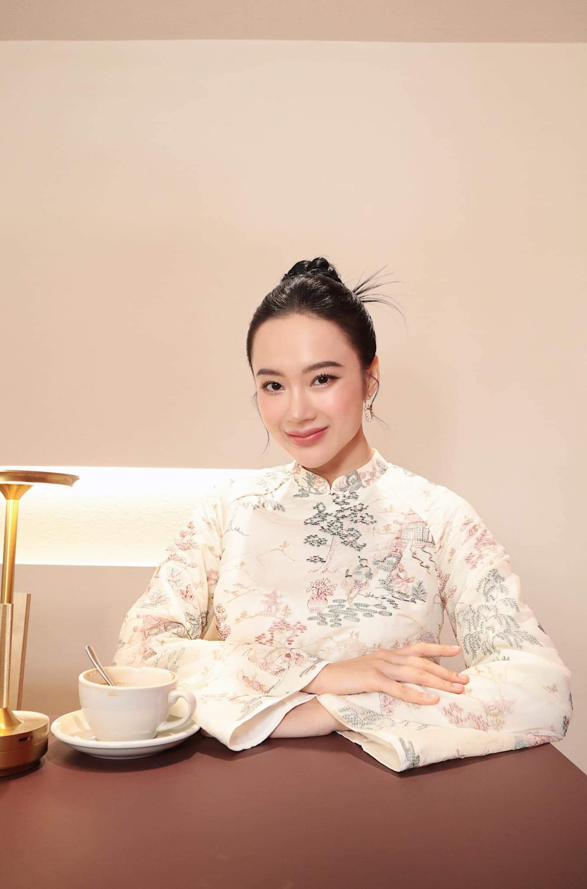 Thế nhưng không lâu sau đó, chính Angela Phương Trinh phải lên tiếng than vãn những điều không tốt về người đàn ông cô từng yêu hết mực, còn không ngần ngại chỉ ra vị đại gia này nói dối cô, vì anh đã 41 tuổi chứ không phải 28 tuổi như thường nói.