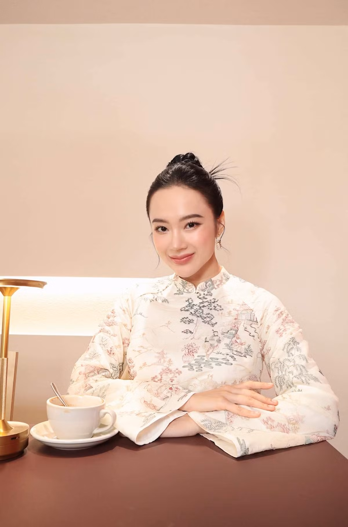 Thế nhưng không lâu sau đó, chính Angela Phương Trinh phải lên tiếng than vãn những điều không tốt về người đàn ông cô từng yêu hết mực, còn không ngần ngại chỉ ra vị đại gia này nói dối cô, vì anh đã 41 tuổi chứ không phải 28 tuổi như thường nói.