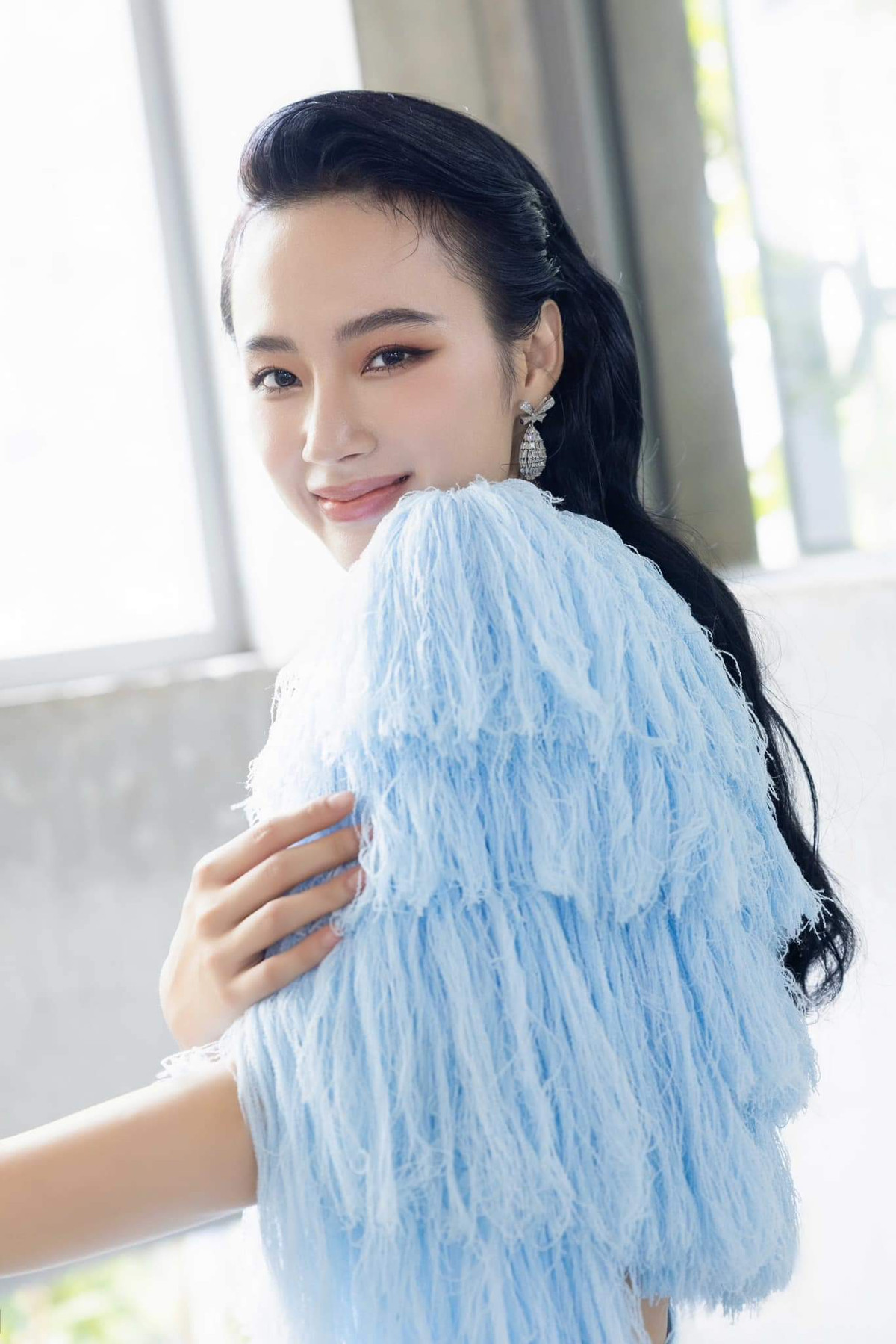 Khi đó, "bà mẹ nhí" gặp sự chỉ trích dữ dội của khán giả bởi cô đã bỏ dở việc học cấp 3, ăn mặc quyến rũ, trang điểm đậm, có những cử chỉ tình tứ với người đàn ông lớn tuổi ở những nơi công cộng.