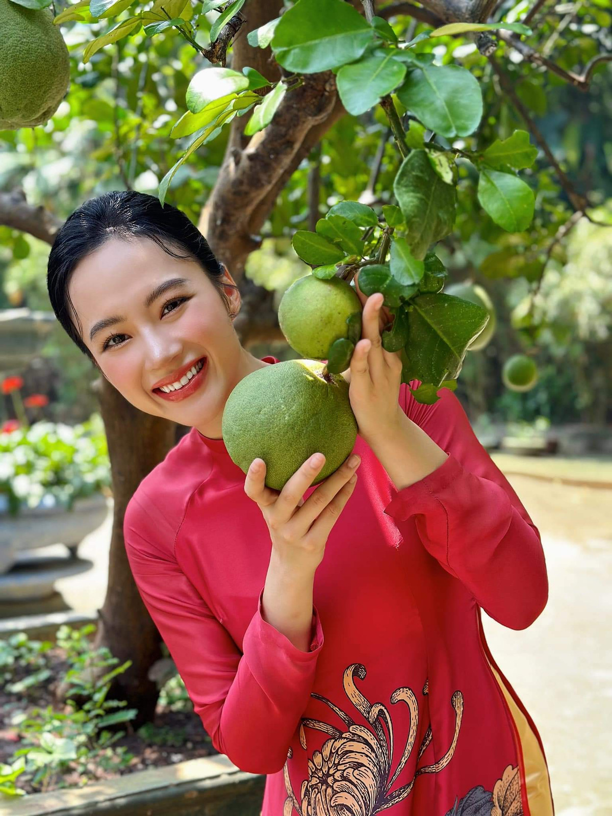 Thậm chí, nhiều người cho rằng Angela Phương Trinh chỉ đang cố tình đánh bóng tên tuổi của bản thân cũng như có người cho rằng liệu phải chăng chỉ đơn giản là 20 phút gặp mặt trò chuyện thực sự như cô nói hay là 20 phút gì đó.