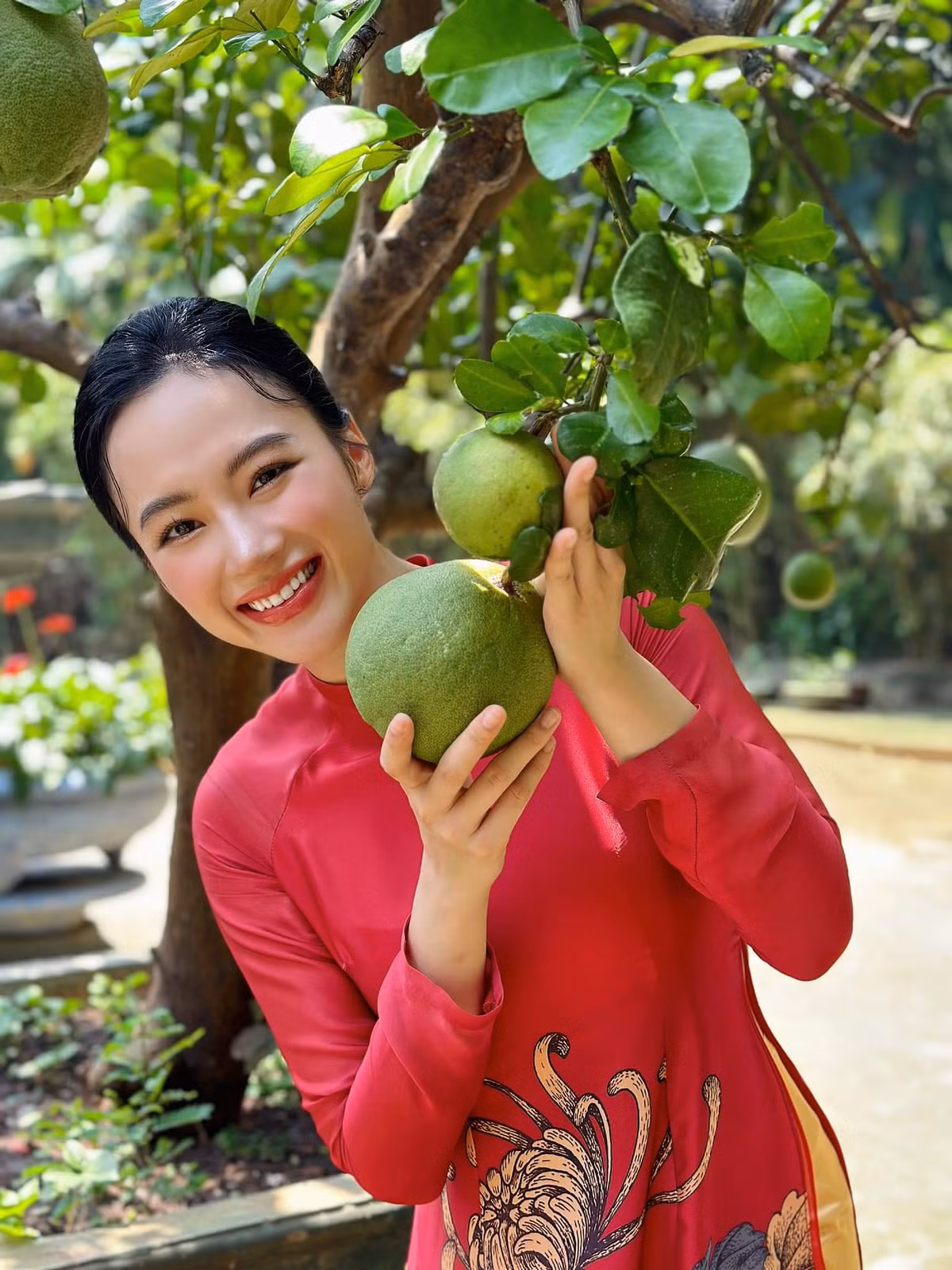 Thậm chí, nhiều người cho rằng Angela Phương Trinh chỉ đang cố tình đánh bóng tên tuổi của bản thân cũng như có người cho rằng liệu phải chăng chỉ đơn giản là 20 phút gặp mặt trò chuyện thực sự như cô nói hay là 20 phút gì đó.