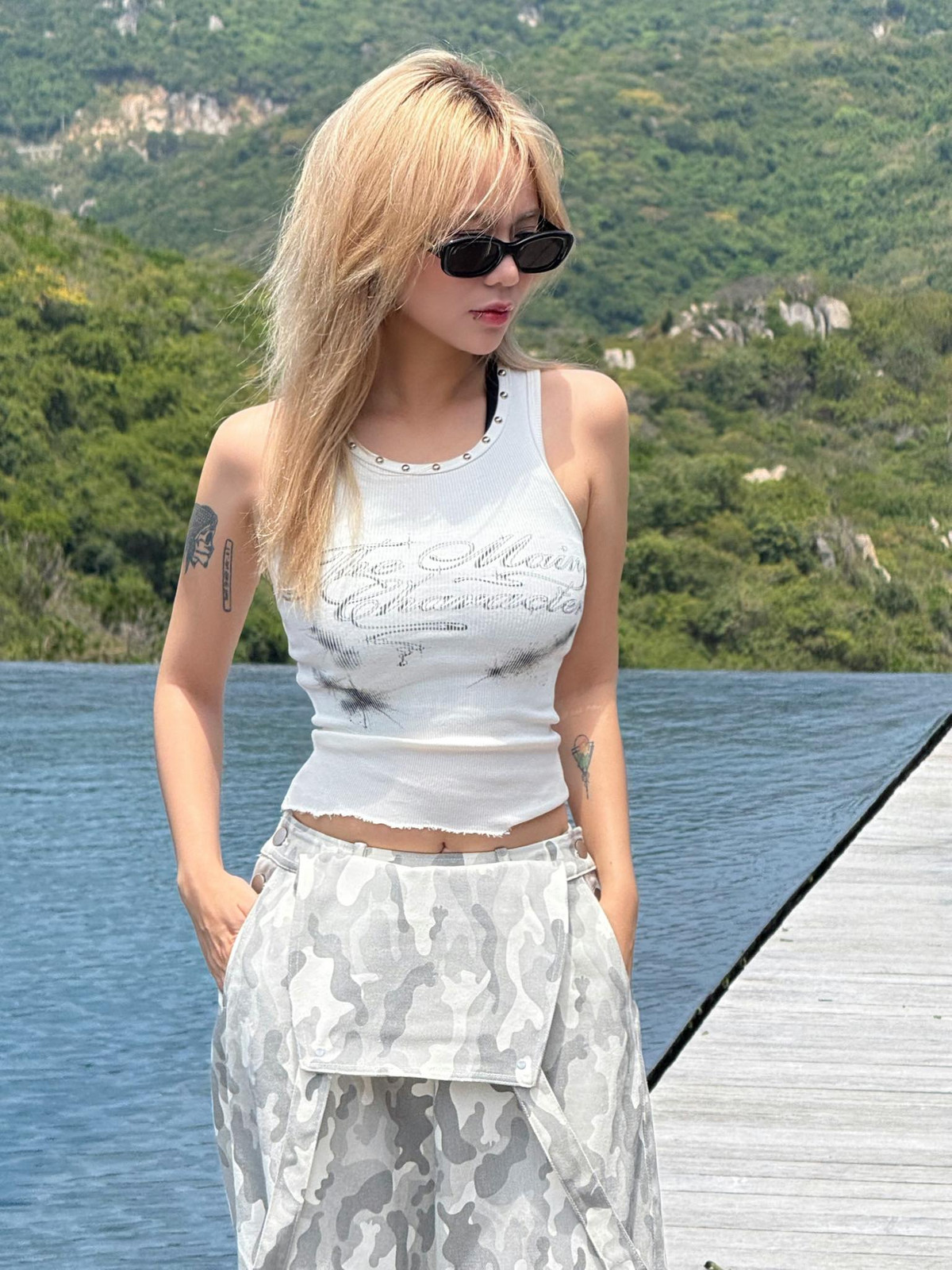 Trước đây, MisThy thường xuất hiện với những bộ trang phục đơn giản, năng động, phù hợp với hình ảnh một nữ game thủ cá tính.