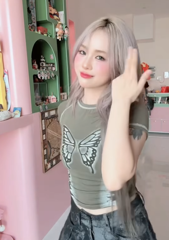 Tuy nhiên, trong một số chương trình gần đây, Misthy đã thử nghiệm với những bộ đồ thời trang táo bạo, khoe vóc dáng gợi cảm, khiến nhiều fan không khỏi ngỡ ngàng.