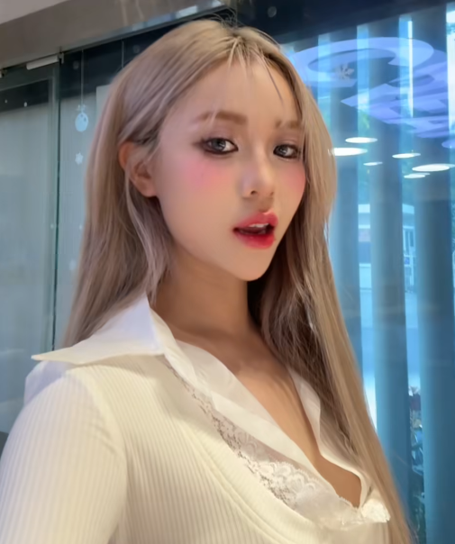 Sự thay đổi này đã khiến không ít fan cảm thấy bất ngờ, trầm trồ không ngớt, cũng có người hoài niệm về hình ảnh MisThy trước đây.