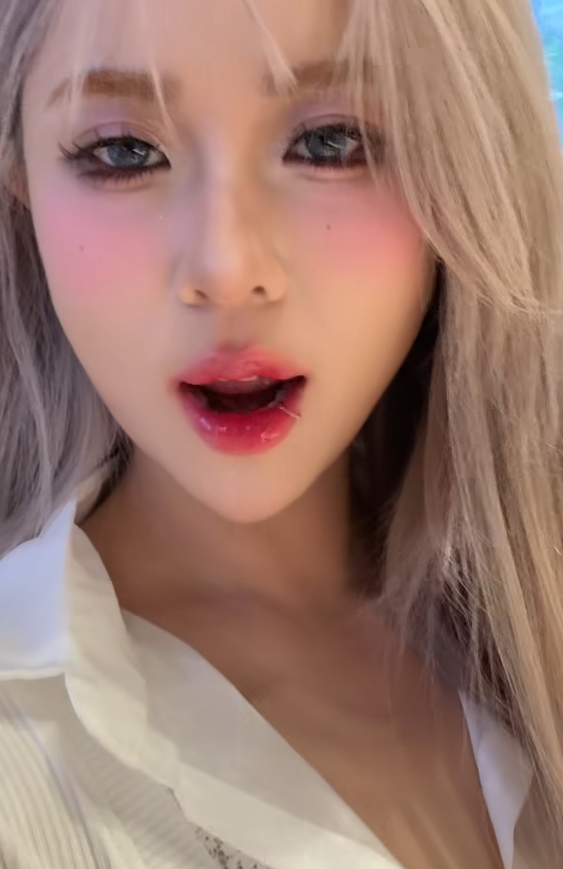 Gần đây, nữ streamer bắt đầu đăng tải những video nhảy lắc hông gợi cảm trên TikTok, một xu hướng đang được nhiều người yêu thích.