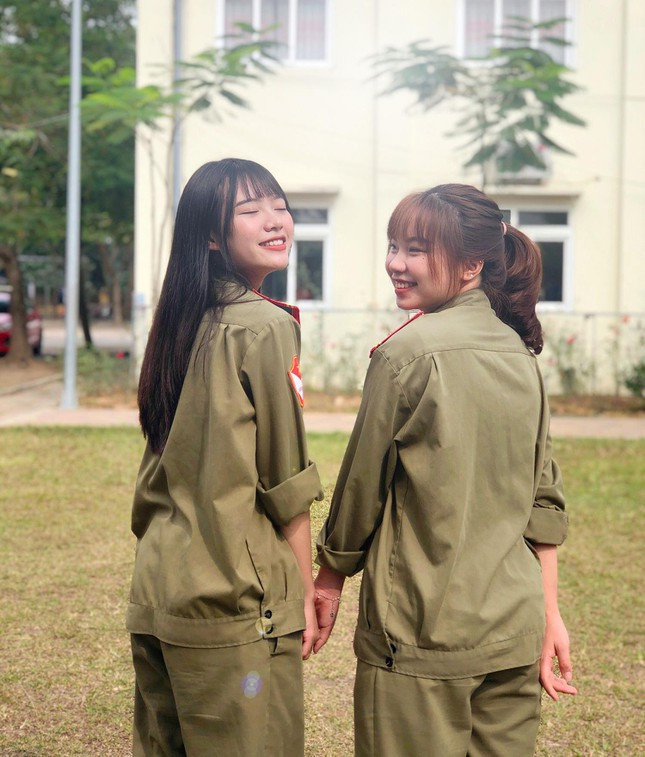 Hình ảnh của những nữ sinh trong bộ quân phục khiến bất cứ ai cũng phải xiêu lòng. Thậm chí, nhiều người còn nhận xét rằng, những cô gái này đẹp chuẩn "hot girl quân sự".