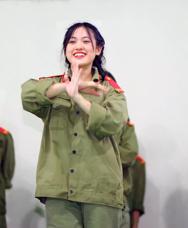 Quả thực, bộ quân phục hay những cây súng dường như không thể xóa đi sự dịu dàng, nữ tính của các cô gái trong thời gian học tập bộ môn Giáo dục Quốc phòng – An ninh.