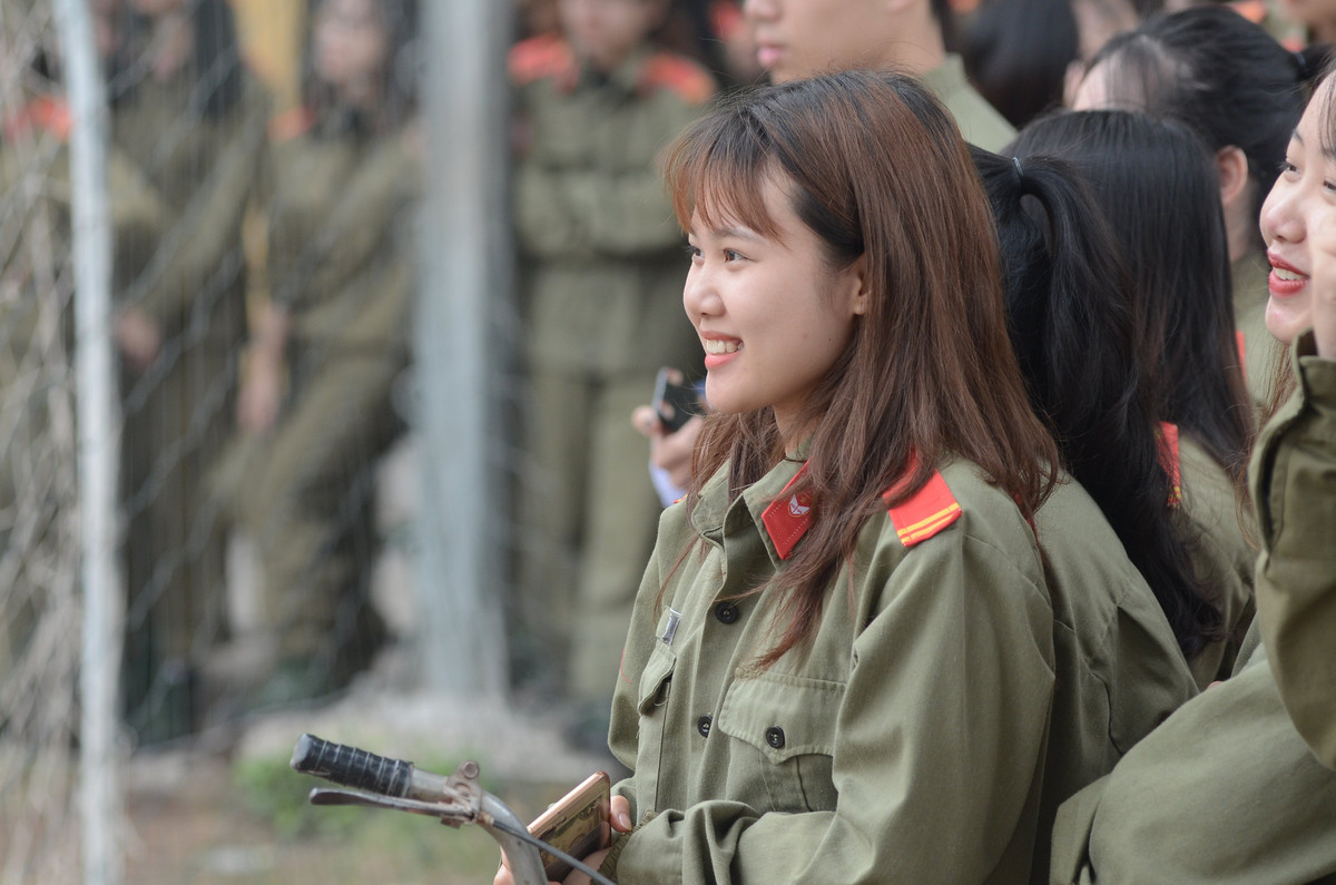 Dường như cái nắng cái gió gay gắt của những tháng ngày luyện tập gian khổ không làm giảm đi vẻ đẹp rạng rỡ, mặn mà, đằm thắm của các cô gái.