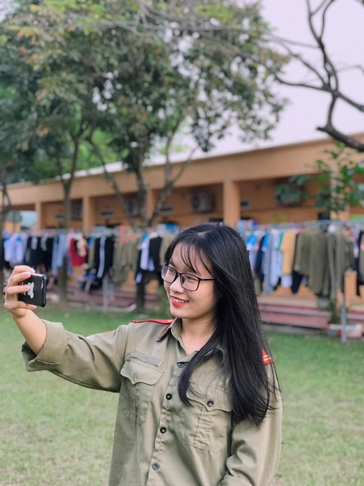 Các bạn trẻ không còn sợ sệt khi phải đi học quân sự mà thay vào đó là sự vui tươi, trẻ trung và đặc biệt là tinh thần học hỏi, đoàn kết...