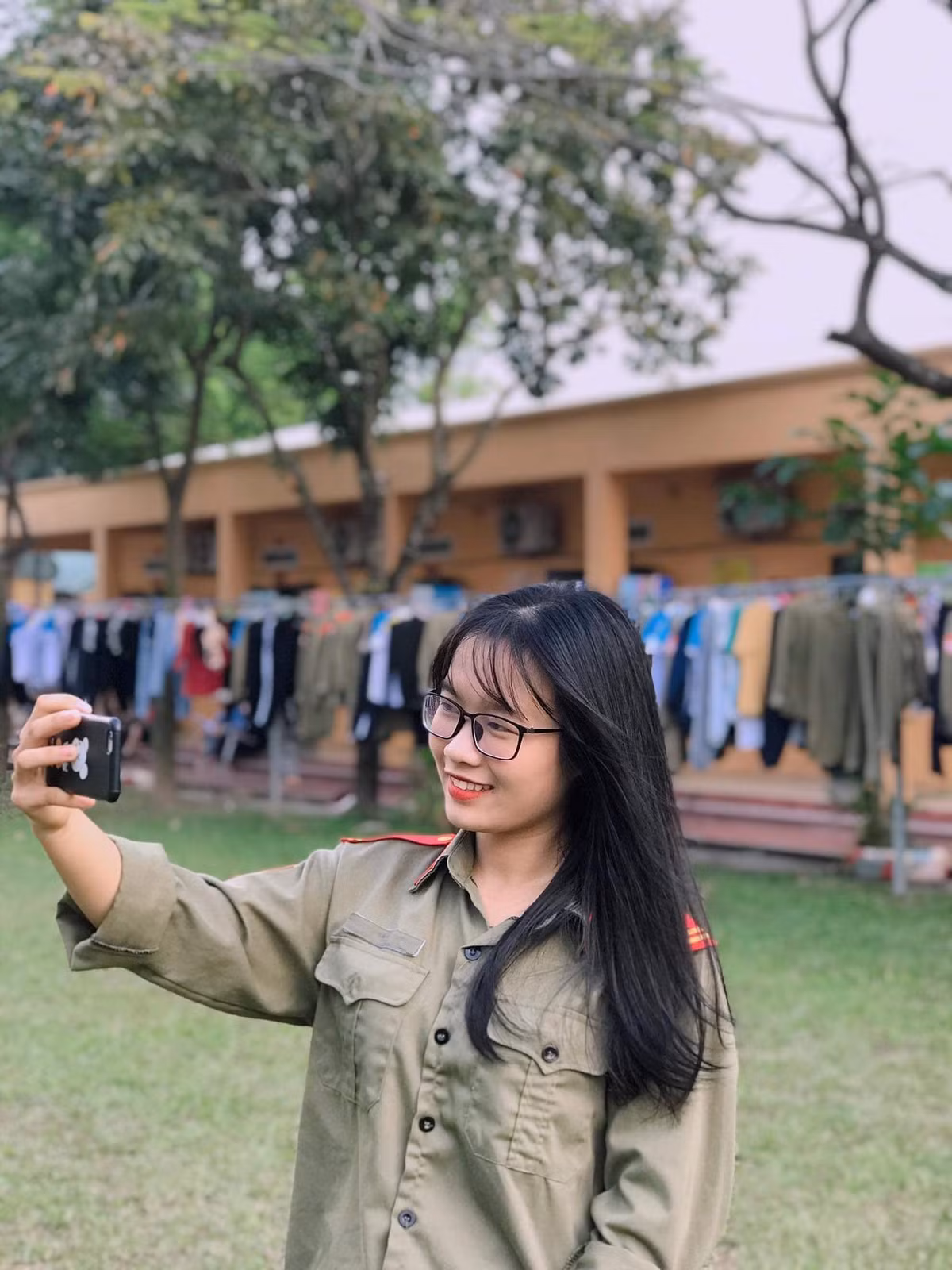 Các bạn trẻ không còn sợ sệt khi phải đi học quân sự mà thay vào đó là sự vui tươi, trẻ trung và đặc biệt là tinh thần học hỏi, đoàn kết...