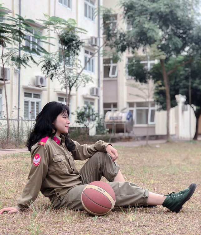 Mới đây, những hình ảnh trong kỳ đi học quân sự của những nữ sinh ĐH Mở Hà Nội gây chú ý trên mạng. Dù khoác lên mình những bộ quân phục có phần "cứng nhắc" nhưng dàn gái xinh của ngôi trường đại học có tiếng này vẫn toát lên vẻ đẹp nữ tính, dịu dàng.