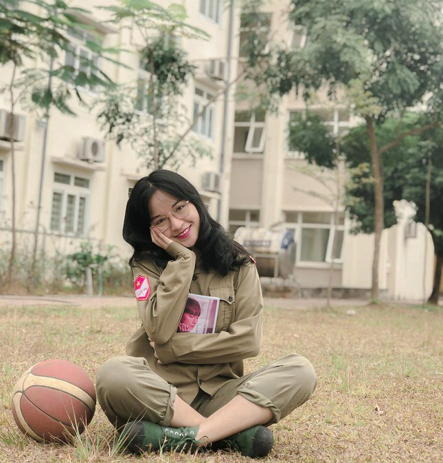 Dù trong môi trường khắc nghiệt nhưng những nữ sinh trong bộ quân phục vẫn luôn mỉm cười để có thể hoàn thành tốt mọi nhiệm vụ.