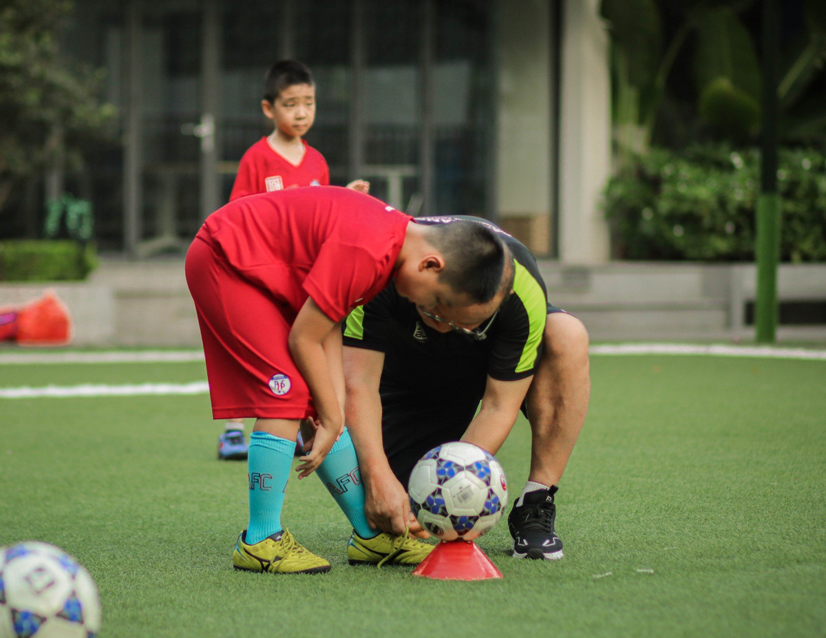 Với tiêu chí Tôn trọng - yêu thương - phát triển, cựu HLV trưởng Đội tuyển Việt Nam hướng các học viên của mình tới sự phát triển toàn diện về cả nhân cách và kỹ năng. Tôn trọng đối thủ, tôn trọng thầy cô, tôn trọng bạn bè, và biết yêu thương gia đình cùng mọi người xung quanh chính là nền tảng cho sự phát triển của mỗi học viên.