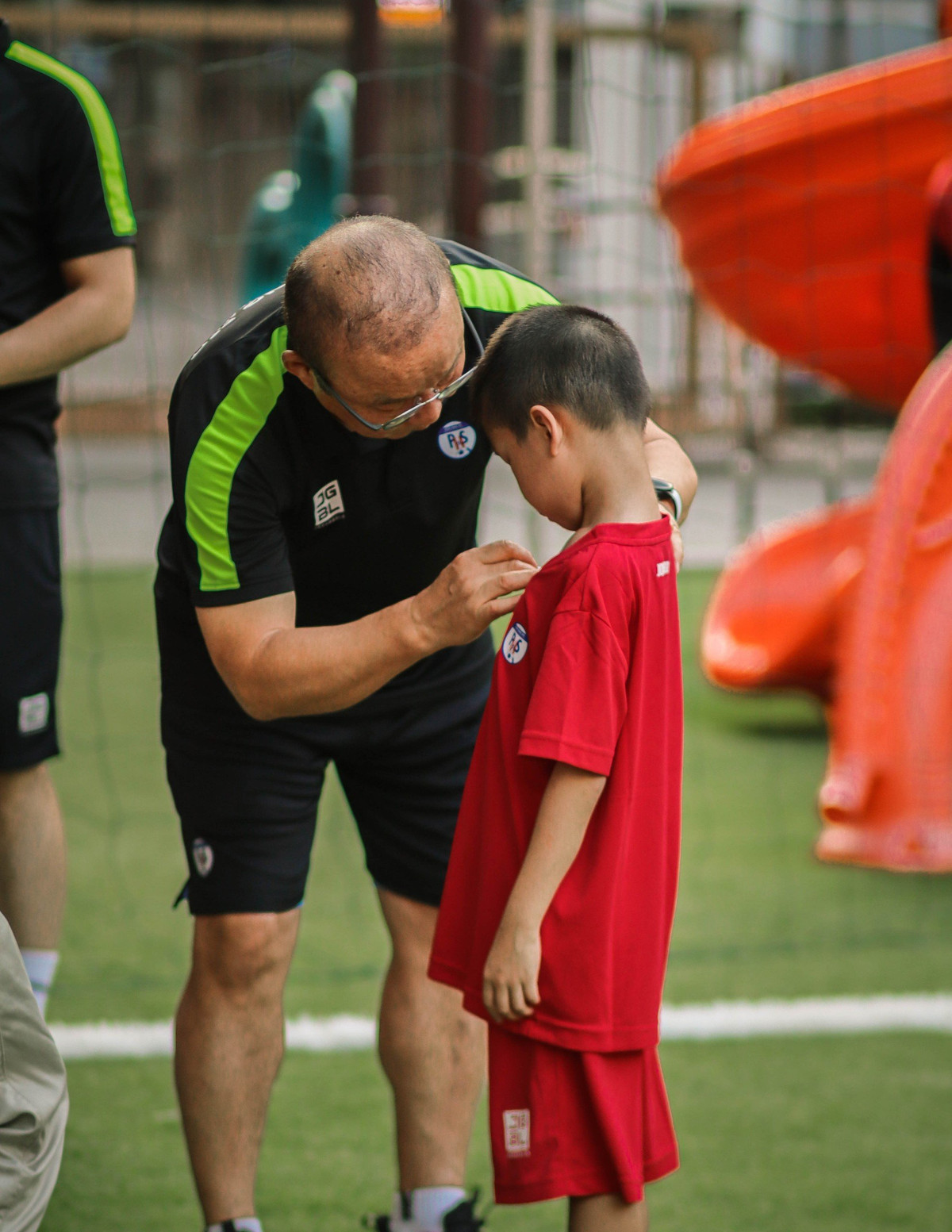 Sau sự kiện ra mắt của học viện Park Hang Seo, nhiều người hẳn sẽ tò mò vị chiến lược gia người Hàn Quốc sẽ làm gì và có những lựa chọn gì cho học viện đầu tiên mang tên ông tại Việt Nam đồng thời là học viện bóng đá quốc tế cộng đồng đầu tiên tại Việt Nam.