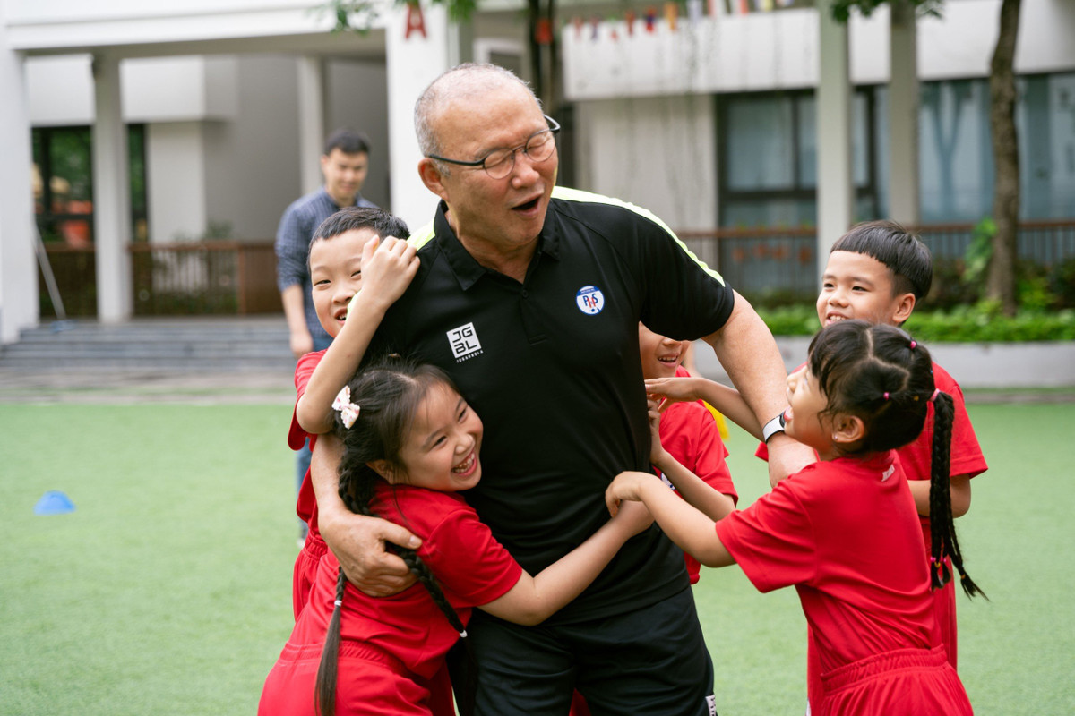 Ông cũng cho biết học viện của mình sẽ cố gắng tạo điều kiện cho các cầu thủ trẻ tài năng ra nước ngoài thi đấu, nâng cao trình độ để về cống hiến cho đội tuyển.