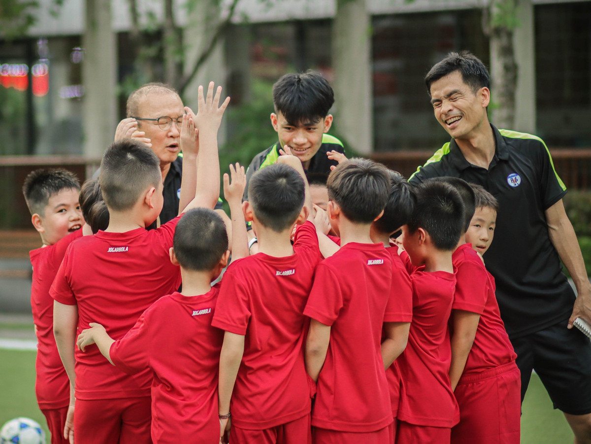 Tại sự kiện ra mắt học viên bóng đá Park Hang Seo, Tập đoàn thể thao Động Lực và PHS IFA cũng đã chính thức công bố mối quan hệ hợp tác chiến lược. Theo đó, Jogarbola Vietnam sẽ cung cấp các trang phục tập luyện, di chuyển, đồ thi đấu và các phụ kiện thể thao, trang thiết bị thiết yếu phục vụ cho học viên và đội ngũ ban huấn luyện, cán bộ của học viện.
