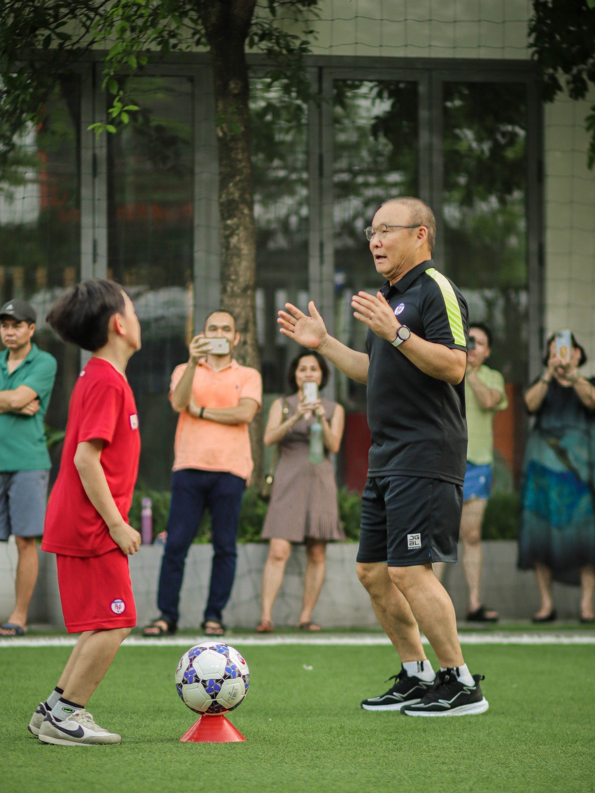 Bên cạnh đó, với sự chuyển giao công nghệ độc quyền từ Nhật Bản, thương hiệu Jogarbola Vietnam sẽ mang tới các bộ trang phục thoáng mát, bền bỉ, thấm hút mồ hôi, phù hợp với các chương trình tập luyện tiên tiến của học viện.