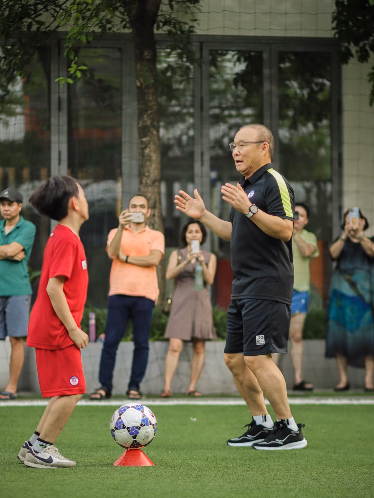 Bên cạnh đó, với sự chuyển giao công nghệ độc quyền từ Nhật Bản, thương hiệu Jogarbola Vietnam sẽ mang tới các bộ trang phục thoáng mát, bền bỉ, thấm hút mồ hôi, phù hợp với các chương trình tập luyện tiên tiến của học viện.