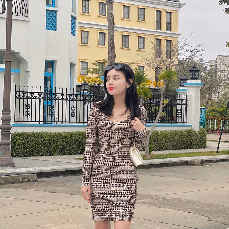 Mỹ Hạnh sở hữu chiều cao 1m60, nặng 45kg với vóc dáng cân đối, gương mặt xinh đẹp và làn da trắng mịn màng.