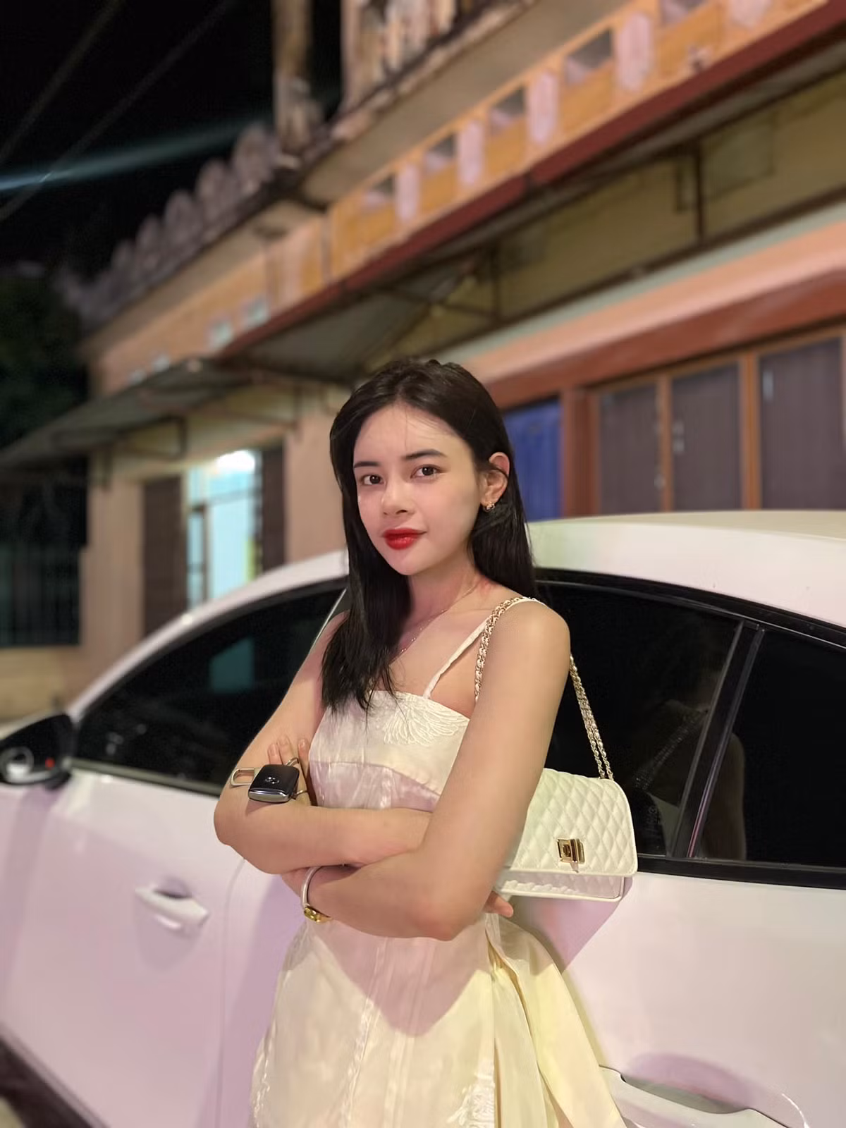 Cũng tại ngôi trường này, cô giáo xinh đẹp Mỹ Hạnh hiện đang theo học hệ Thạc sĩ chuyên ngành Văn học Việt Nam.