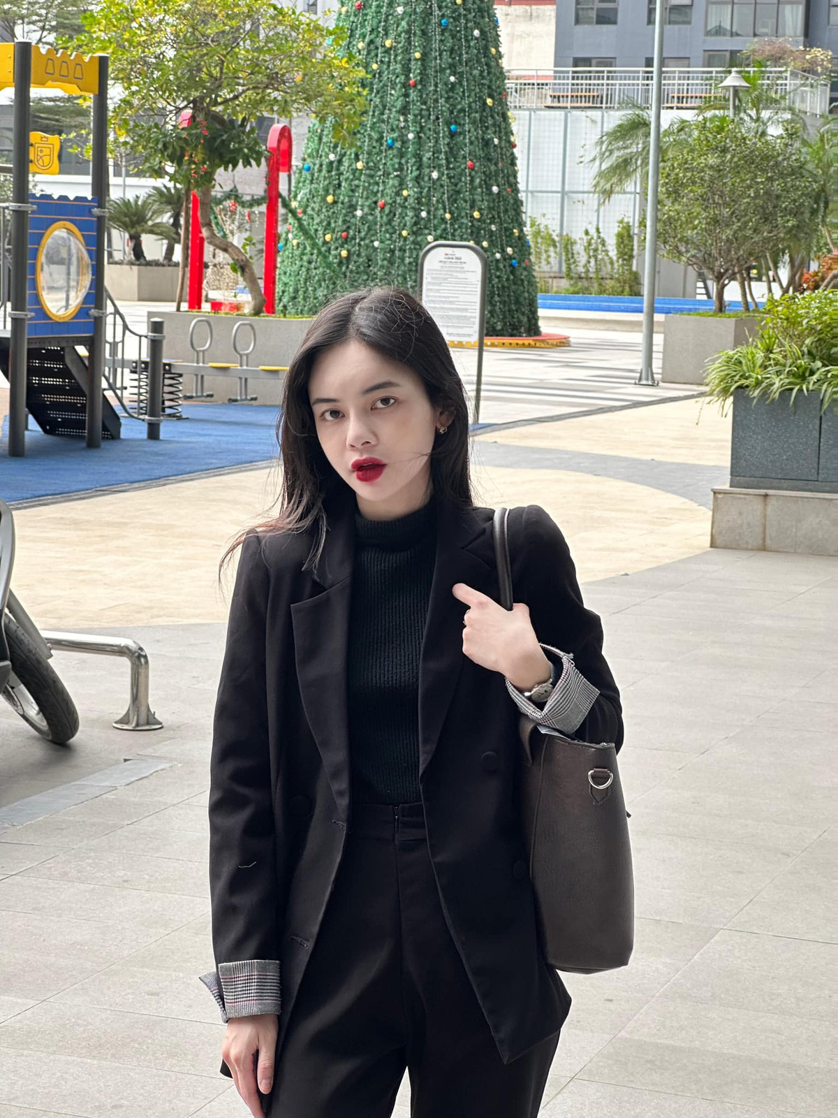 Mỹ Hạnh chia sẻ, cô mong muốn bản thân luôn chỉn chu mọi nơi mọi lúc và ngày càng hoàn thiện hơn nên không ngừng trau dồi, cố gắng cả về ngoại hình lẫn trí óc.