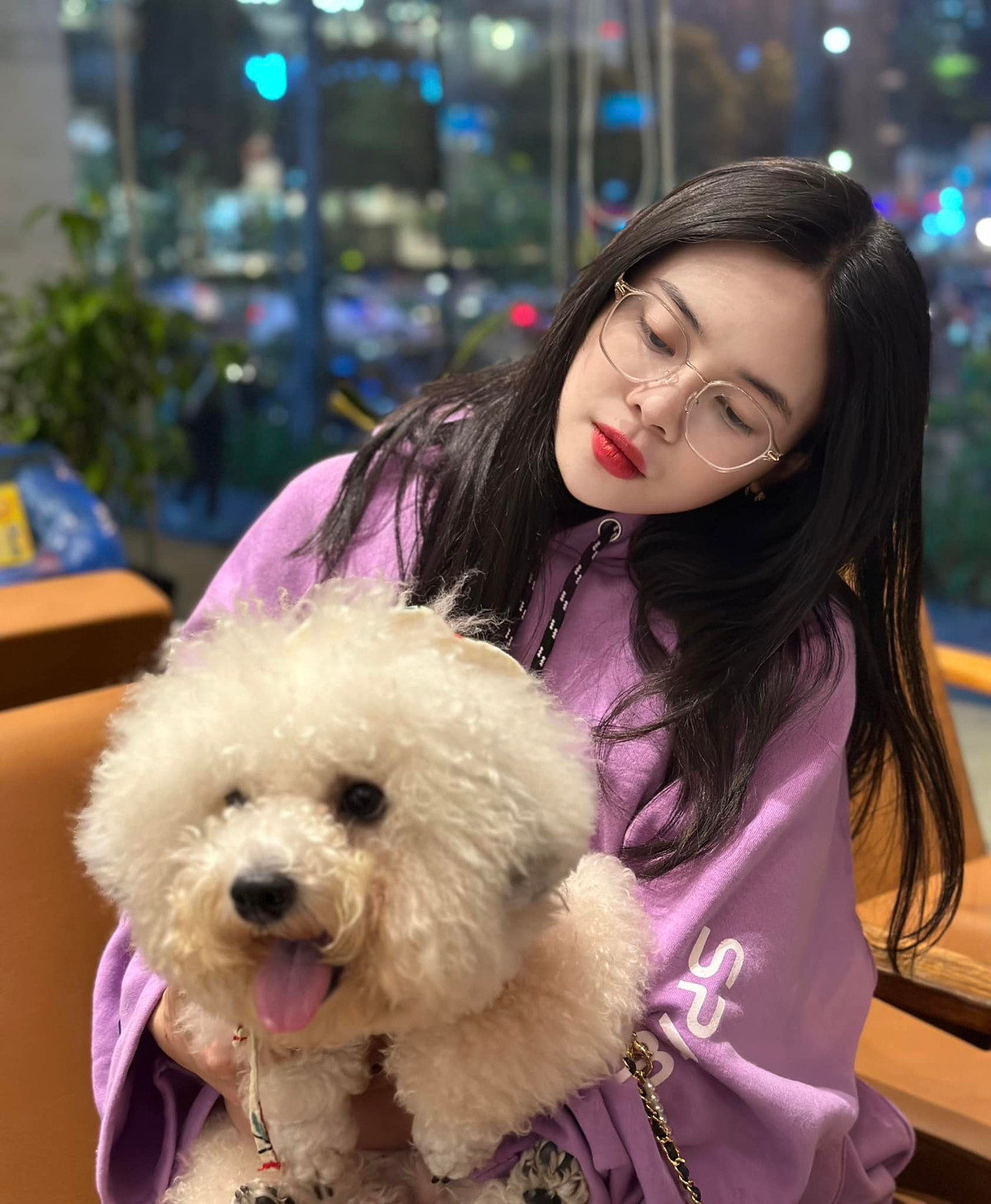 Ngoài khởi nghiệp từ quán cà phê nhỏ, Mỹ Hạnh còn tham gia đầu tư chứng khoán, bất động sản và làm gia sư, trợ giảng hay làm mẫu ảnh part-time.