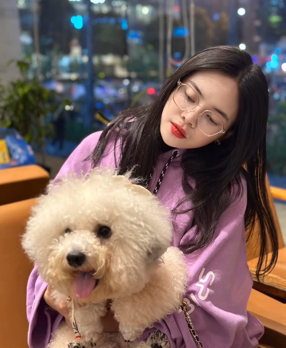 Ngoài khởi nghiệp từ quán cà phê nhỏ, Mỹ Hạnh còn tham gia đầu tư chứng khoán, bất động sản và làm gia sư, trợ giảng hay làm mẫu ảnh part-time.