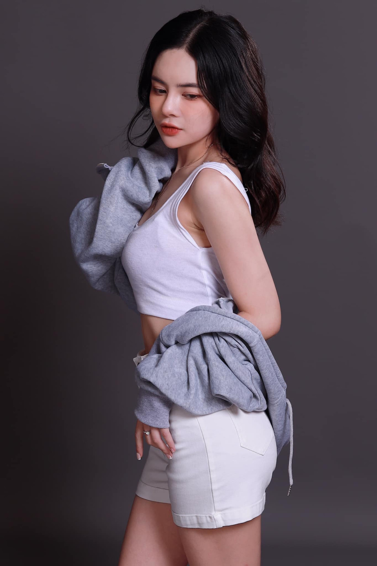 Ngoài tham gia hoạt động giáo dục, cô bạn Gen Z này cũng thử sức với công việc làm mẫu ảnh, kinh doanh… tận dụng lợi thế về nhan sắc và chiều cao.